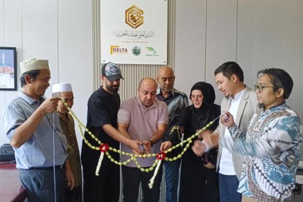 General Manager Global Club Group Ahmed Adnan Makki serta Manajer Global Club Group Mahmoud Al-Alobi meresmikan kantor baru mitra Global Club Group di Indonesia, yakni PT Delta Mitra Selaras, ABM VISA, dan Massa Tour (Foto: Ist) 