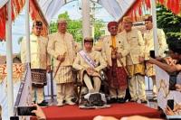Momen prosesi adat Lampung saat Jokowi menerima gelar adat Baginda Pemuka Bangsa (Foto: Kompas.com/Veri Novianto)