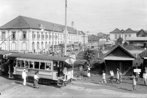 Moda trasnportasi umum di Jakarta di era kolonialisme (Foto: Wikipedia) 