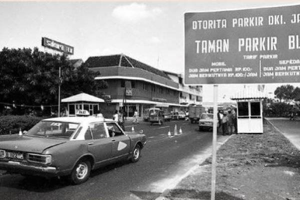 Taman Parkir Blok M Tahun 1970 (Sumber_ id.pinterest.com_bintoro hoepoedio) 