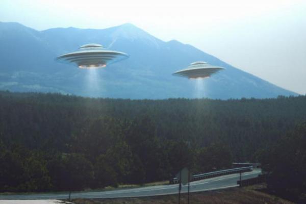 Ilustrasi - Hari UFO Sedunia (Foto: SHUTTERSTOCK/ktsdeign) 