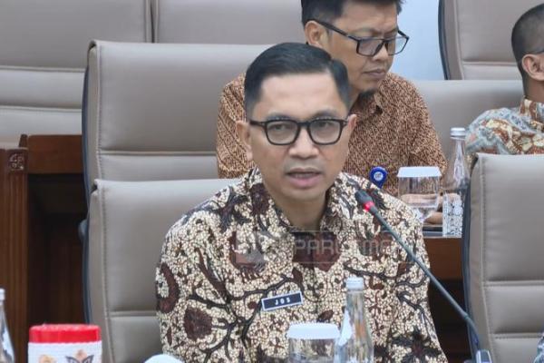 Direktur Umum PT Pos Indonesia, Daud Joseph saat RDP dengan Komisi VI di Gedung DPR RI, Jakarta (Foto: Tangkapan Layar) 