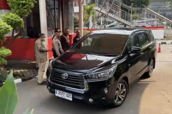 Mobil penyidik KPK yang membawa Bupati Langkat Syah Afandin tiba di gedung KPK. 