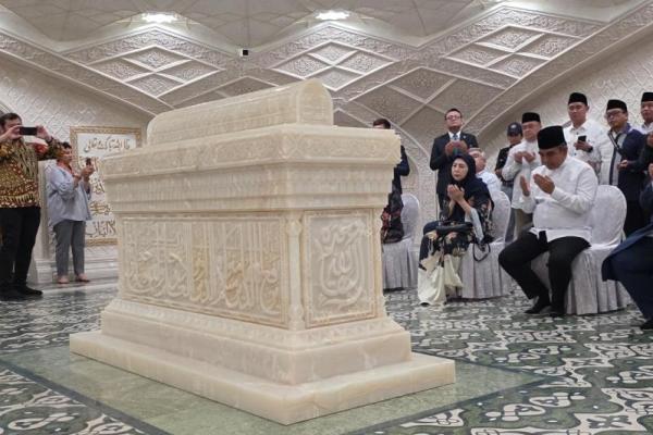 Ketua MPR RI Ahmad Muzani beserta delegasi anggota MPR dan para ulama berziarah ke makam Imam Bukhari di Samarkand, Uzbekistan, Jumat (3/7/2026). (Foto: Humas MPR) 