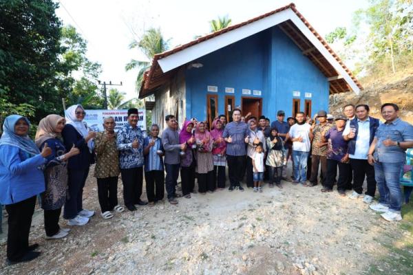 Wakil Ketua MPR Edhie Baskoro Yudhoyono (Ibas)meninjau pelaksanaan Program BSPS di Desa Mendolo Kidul, Kabupaten Pacitan, sekaligus memberikan Sosialisasi Empat Pilar MPR RI bertajuk Satu Rasa Satu Bangsa: Rumah Layak, Keluarga Sehat dan Desa Sejahtera (Foto: Humas MPR) 