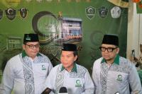 Ketua Umum PB Al Washliyah, Dr. KH Msyhuril Khamis, SH, MM (tengah) dan Ahmad Doli Kurnia Tanjung (kanan). Foto: dok. katakini
