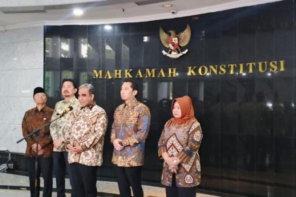 Para pimpinan Majelis Permusyawaratan Rakyat (MPR) dan jajaran pimpinan Mahkamah Konstitusi (MK) saat melakukan konfrensi usai melakukan MoU di Gedung MK, Jakarta pada Selasa (8/7) (Foto: Vaza/Katakini.com) 