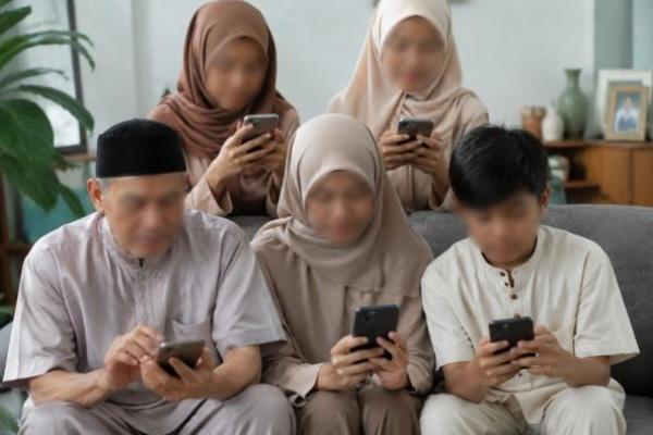 Ilustrasi keluarga bermain sosial media 