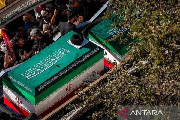 Ribuan orang, sambil membawa bendera dan poster, berkumpul untuk mengikuti upacara pemakaman mendiang Pemimpin Tertinggi Iran Ali Khamenei yang tewas dalam serangan udara gabungan Amerika Serikat-Israel di Mashhad, Iran, Kamis (9/7/2026). ANTARA/Anadolu Agency/HO-Iranian Leader Press Office/pri. 