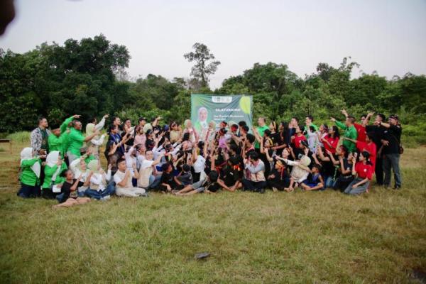 Fraksi Partai Kebangkitan Bangsa (PKB) MPR RI menyerahkan bantuan beasiswa Jejak Nusantara kepada para siswa Sekolah Alam Arus Kualan, Kalimantan (Foto: Humas MPR) 