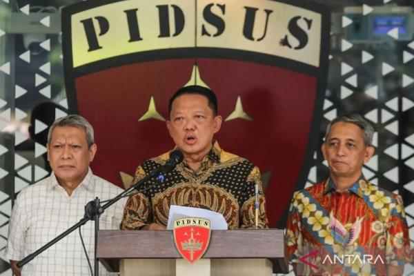 Jaksa Agung Muda Tindak Pidana Khusus (Jampidsus) Kejaksaan Agung Febrie Adriansyah (tengah) menyampaikan keterangan saat konferensi pers di Kejaksaan Agung (Foto: ANTARA FOTO/Asprilla Dwi Adha/nz) 