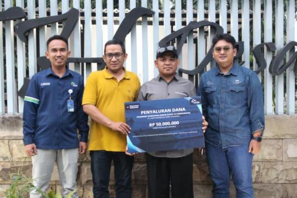 Penyaluran dana batuan TJSL PT ASDP Indonesia Ferry kepada UMKM RTH Desa Ketapang, Banyuwangi, Jawa Timur. Foto: asdp/katakini 