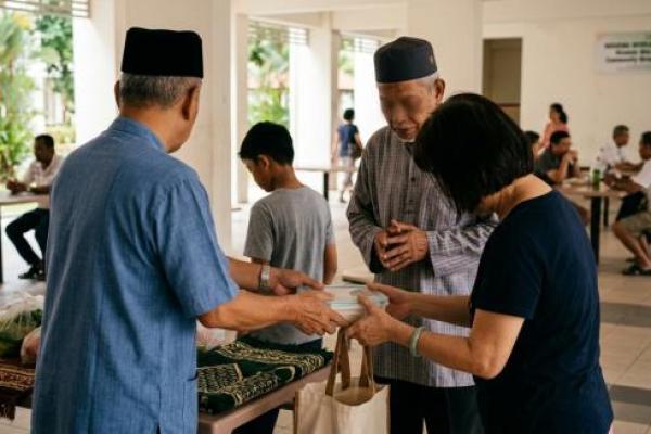 Ilustrasi tetangga saling bantu 
