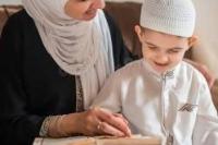 Ilustrasi ibu mengajarkan anak membaca Al quran