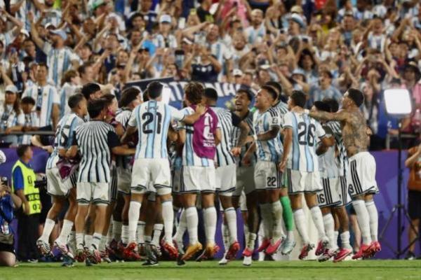 Para pemain Argentina merayakan kemenangan atas Swiss di perempat final Piala Dunia 2026, di Kansas City Stadium, Amerika Serikat (Foto: AFP/CHARLY TRIBALLEAU) 
