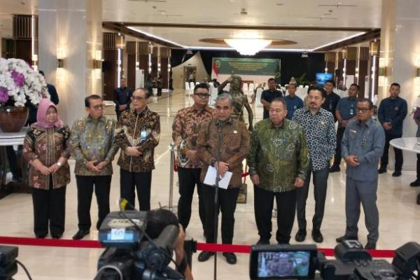 Ketua MPR RI Ahmad Muzani (depan) usai melakukan pertemuan dengan pimpinan Mahkamah Agung di Jakarta, Selasa (14/7/2026). Foto: mpr/katakini 