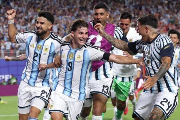 Penyerang timnas Argentina, Julian Alvarez merayakan golnya bersama rekan-rekannya saat menghadapi Swiss di perempat final Piala Dunia 2026, pada Minggu (12/7) pagi hari WIB (Foto: FIFA) 