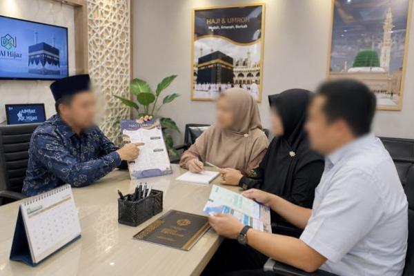Ilustrasi memilih travel umrah dan haji 
