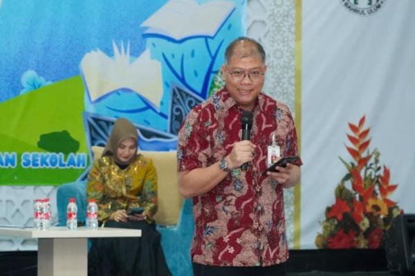 Kepala Biro Hubungan Masyarakat dan Sistem Informasi Sekretariat Jenderal MPR RI, Budi Muliawan, saat menjadi narasumber dalam kegiatan Masa Pengenalan Lingkungan Sekolah (MPLS) SMA Islam Al Azhar 19 Ciracas di Aula Serbaguna Hj. Siti Marsiyam Mardjani, Jakarta (Foto: MPR) 