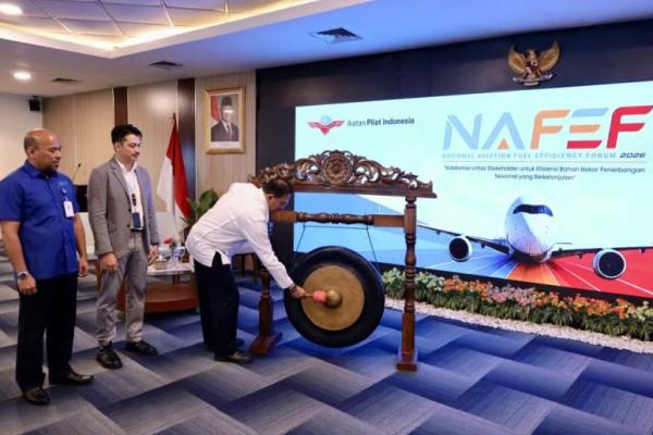Direktur Utama AirNav Indonesia, Capt. Avirianto Suratno membuka National Aviation Fuel Efficiency Forum (NAFEF) 2026 dengan manabuh gong di Tangerang, Banten, Rabu (15/7/2026). Foto: airnav/katakini