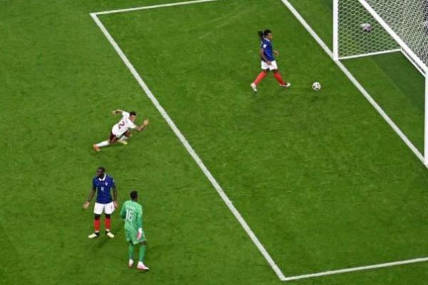 Bek timnas Spanyol, Pedro Porro merayakan golnya dalam pertandingan semifinal Piala Dunia 2026 lawan Prancis di Dallas Stadium, Arlington, Texas, Amerika Serikat, pada Rabu (15/7) dini hari WIB (Foto: AFP/MAURO PIMENTEL) 
