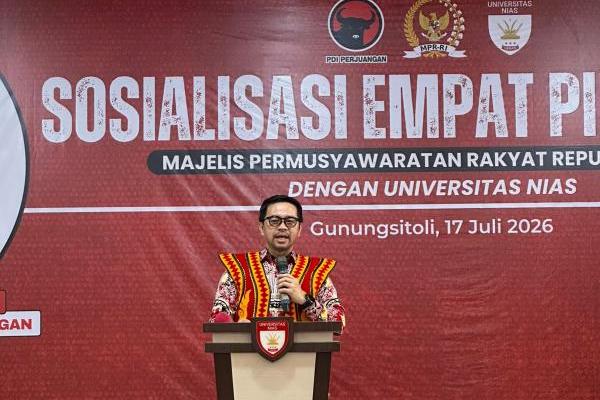 Anggota MPR RI Marinus Gea saat memberikan materi Sosialisasi Empat Pilar MPR RI di Universitas Nias, Jumat (17/7/2026). (Foto: Humas MPR) 