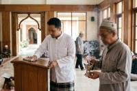 Ilustrasi membersihkan masjid