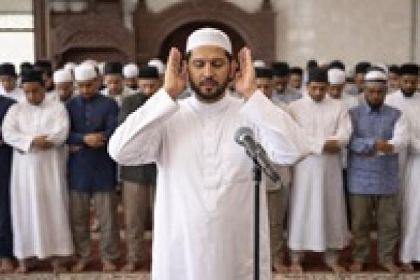 Ilustrasi foto imam masjid shalat berjamaah