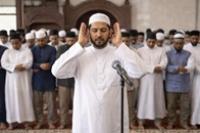 Ilustrasi foto imam masjid shalat berjamaah