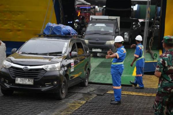 Sejumlah kendaraan keluar dari kapal penyeberangan. Foto: asdp/katakini