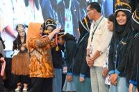 Plt. Sekretariat Jenderal MPR RI, Siti Fauziah mengalungkan medali kepada siswa SMA Negeri 3 Merauke yang sukses memenangkan Lomba Cerdas Cermat (LCC) Empat Pilar MPR RI Tahun 2026 tingkat Provinsi Papua Selatan (Foto: Humas MPR)