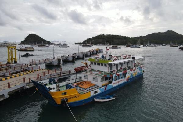 Kapal penyeberangan KMP Komodo bersandar di pelabuhan di Nusa Tenggara Timur (NTT). Foto: asdp/katakini 