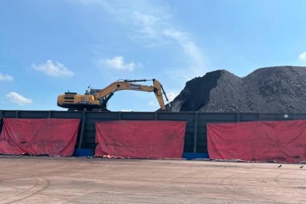 Kapal yang diageni oleh PT Pelni sedang melakukan proses bongkar muat batu bara curah. Foto: pelni/katakini 