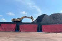 Kapal yang diageni oleh PT Pelni sedang melakukan proses bongkar muat batu bara curah. Foto: pelni/katakini