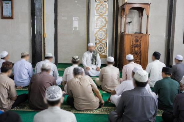 Ilustrasi imam shalat berjamaah 