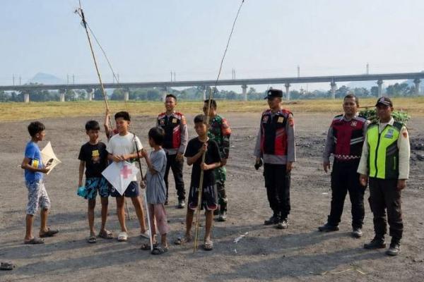 Sejumlah petugas KCIC mengamankan layang-layang yang diterbangkan di sekitar jalur kereta cepat atau whoosh. Foto: kcic/katakini 