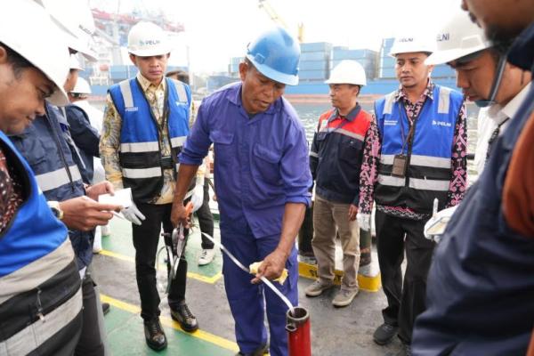 Tim KPK meninjau secara langsung proses pengisian BBM di kapal KM Kelud yang dioperasikan oleh PT Pelni. Foto: pelni/katakini 