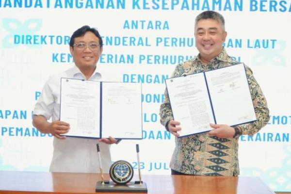 Direktur Jenderal Perhubungan Laut, Muhammad Masyhud (kiri) bersama Direktur Utama PT Pelindo, Achmad Muchtasyar saat penandatanganan nota kesepahaman atau MoU implementasi e-pilotage di Jakarta, Kamis (23/7/2026). Foto: djpl/katakini 