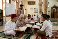 Cara Imam Masjid Membimbing Anak Mencintai Masjid