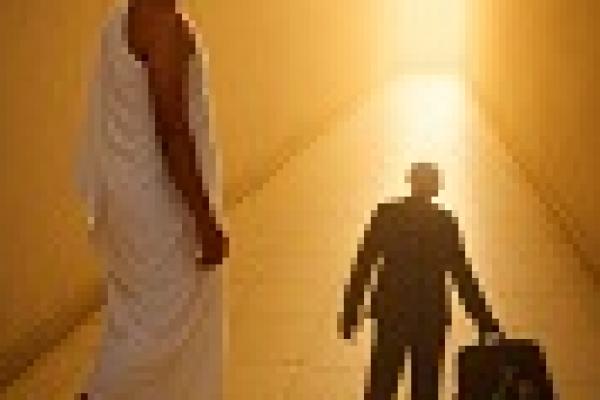 Ilustrasi ibadah memakai uang haram 