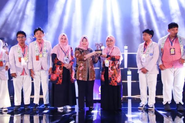 SMA Negeri 8 Kota Ternate disahkan menjadi Juara 1 Provinsi LCC Emapt Pilar MPR RI tingkat Provinsi Maluku Utara (Foto: Humas MPR) 