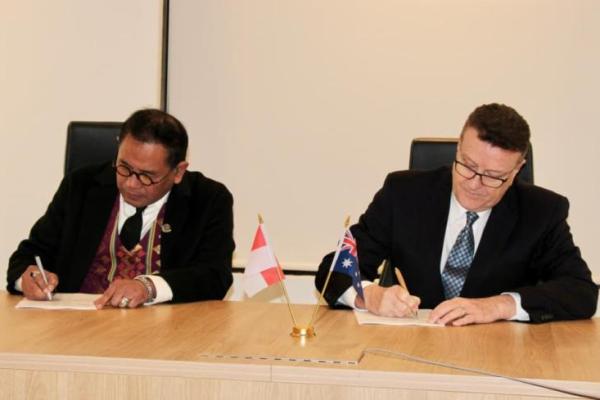 Direktur Utama AirNav Indonesia, Capt. Avirianto Suratno (kiri) dan Chief Executive Officer Airservices Australia, Rob Sharp, di kantor Airservices Australia di Canberra, Australia, Senin (27/7/2026). Foto: airnav/katakini 