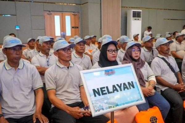 Nelayan Cilacap, Jawa Tengah, mendapatkan bantuan alat-alat keselamatan pelayaran dari Direktorat Jenderal Perhubungan Laut Kementerian Perhubungan, Senin (27/7/2026). Foto: hubla/katakini 