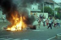 Ilustrasi - kerusuhan PDI 27 Juli 1996 di Jakarta (Foto: Kompas/JULIAN SIHOMBING)