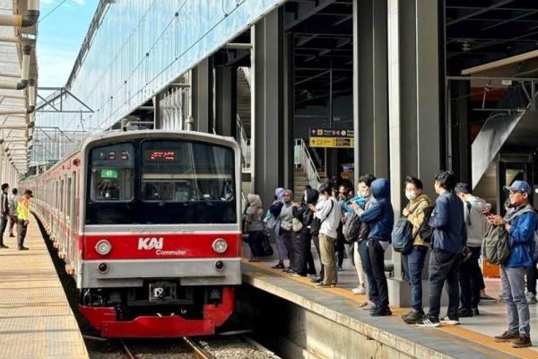 KA Commuter Line atau KRL di Stasiun Tanah Abang. Foto: kai/katakini 