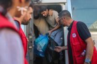 Para tahanan yang dibebaskan dari tahanan Israel tiba di Kompleks Medis Nasser, 27 Juli 2026 (Foto: Ahmad Hasaballah/Getty)