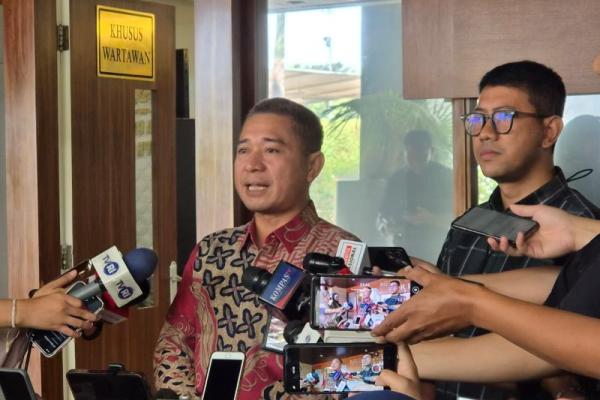 Wakil Ketua Koordinatoriat Wartawan Parlemen (KWP) Bidang Administrasi Erwin Syahputra Siregar (berbaju batik). Foto: kwp/katakini 