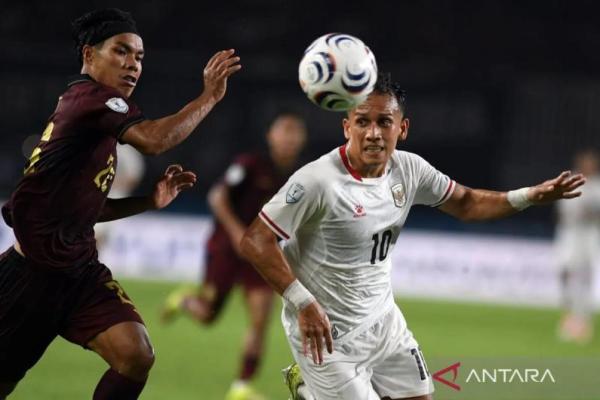 Penyerangan Timnas Indonesia Egy Maulana Vikri (kanan) dikawal ketat pemain Kamboja, Sokmeng Chea (kiri) pada pertandingan ASEAN Hyundai Cup 2026 di Stadion Pakansari, Kabupaten Bogor, Jawa Barat, pada Senin (27/7). (Foto: Ant/Yulius Satria Wijaya/foc) 