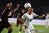 Penyerangan Timnas Indonesia Egy Maulana Vikri (kanan) dikawal ketat pemain Kamboja, Sokmeng Chea (kiri) pada pertandingan ASEAN Hyundai Cup 2026 di Stadion Pakansari, Kabupaten Bogor, Jawa Barat, pada Senin (27/7). (Foto: Ant/Yulius Satria Wijaya/foc)
