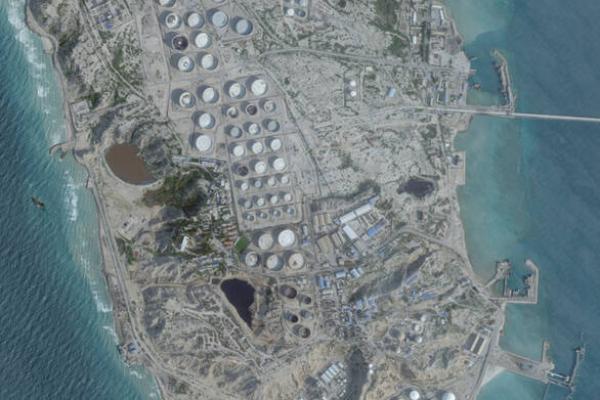 Citra satelit menunjukkan terminal minyak di Pulau Kharg, Iran, 25 Februari 2026 (Foto: Reuters) 